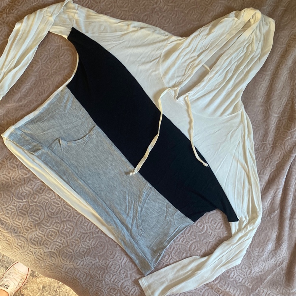 Ocasion cropped hoodie. Color block
